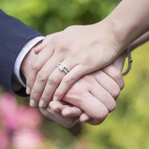 La ce mână să porți un inel de logodnă: tradiții de nuntă, norme sociale